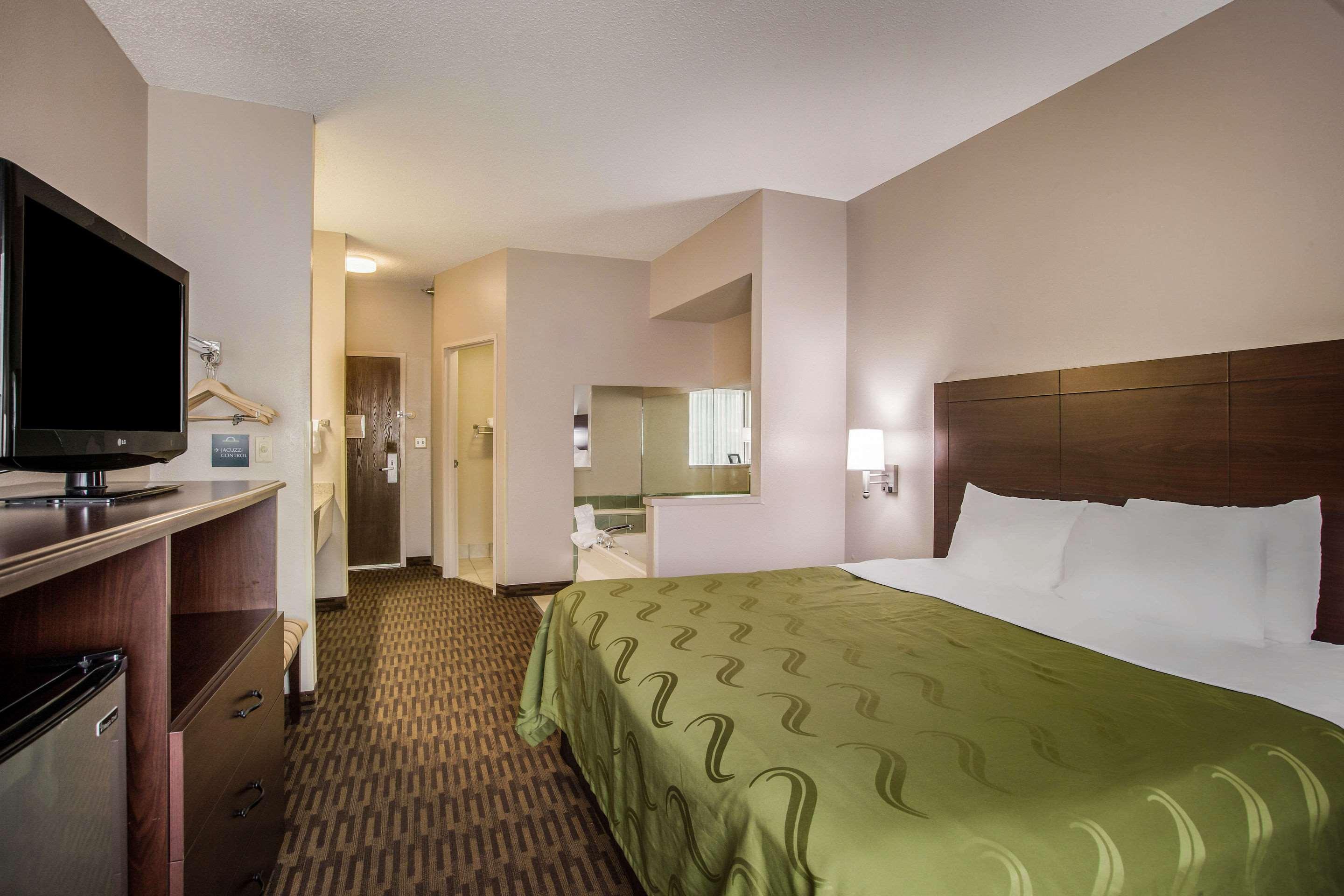 Quality Inn & Suites Lawrence - University Area Экстерьер фото