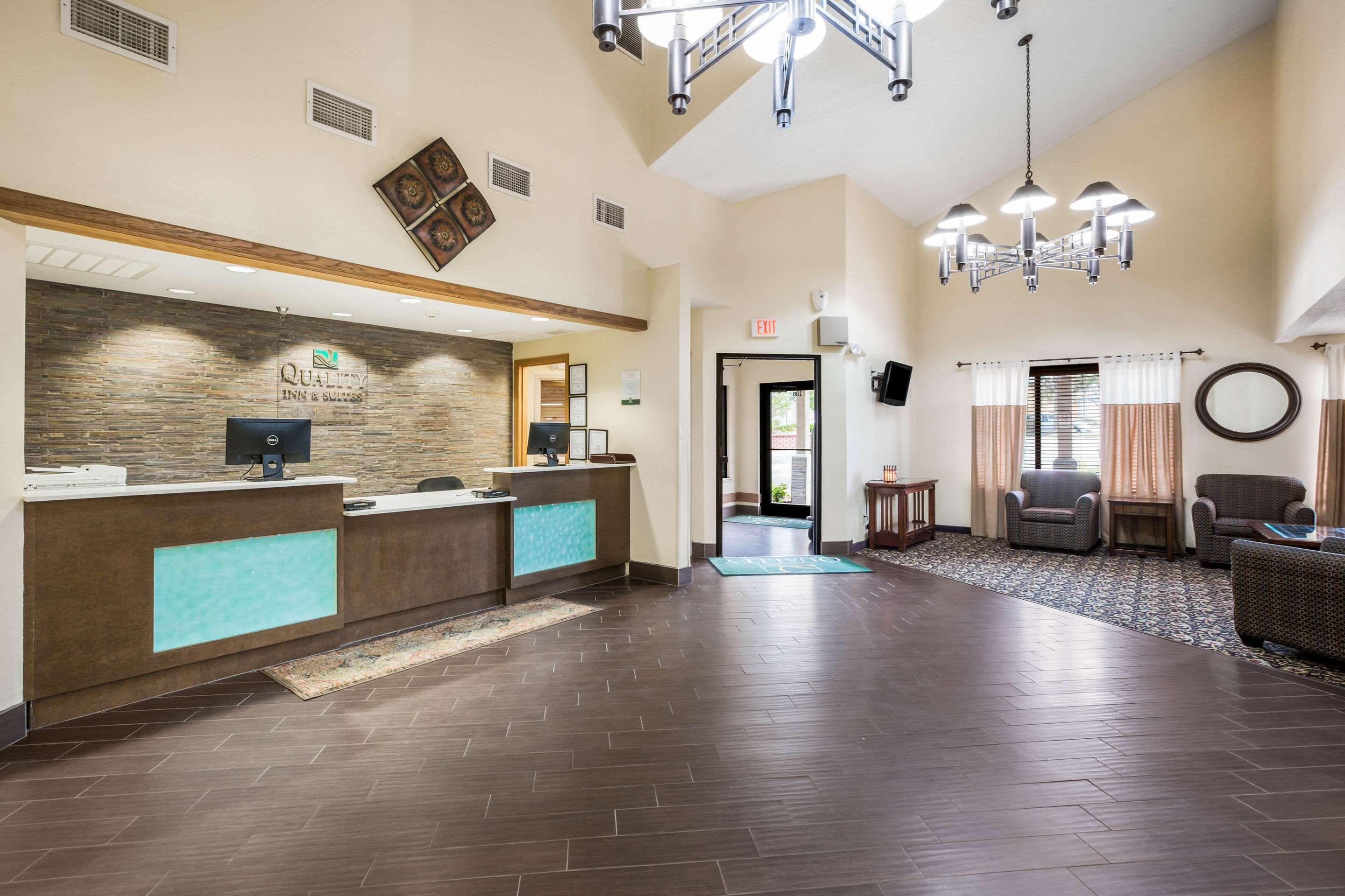 Quality Inn & Suites Lawrence - University Area Экстерьер фото