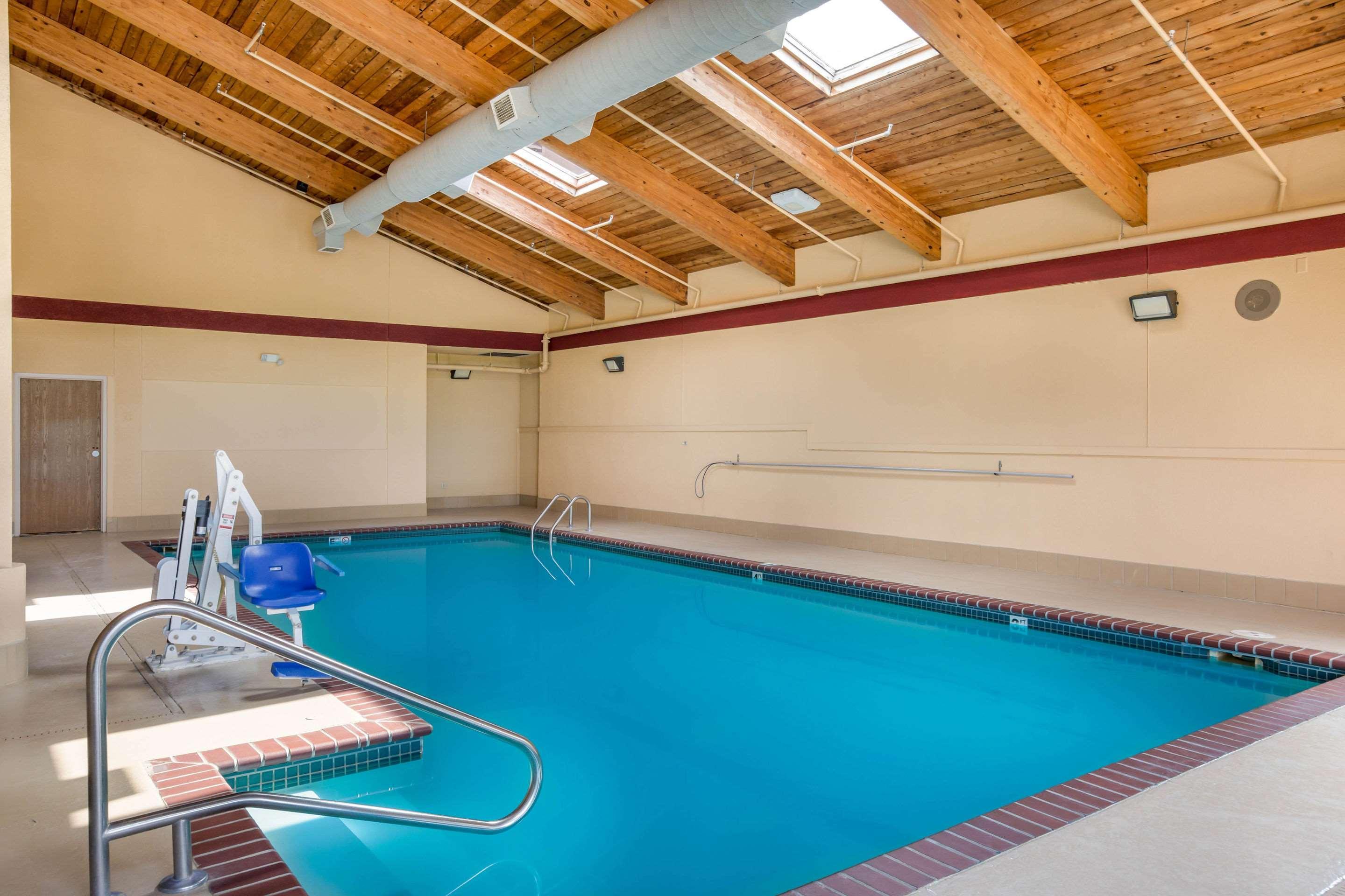 Quality Inn & Suites Lawrence - University Area Экстерьер фото