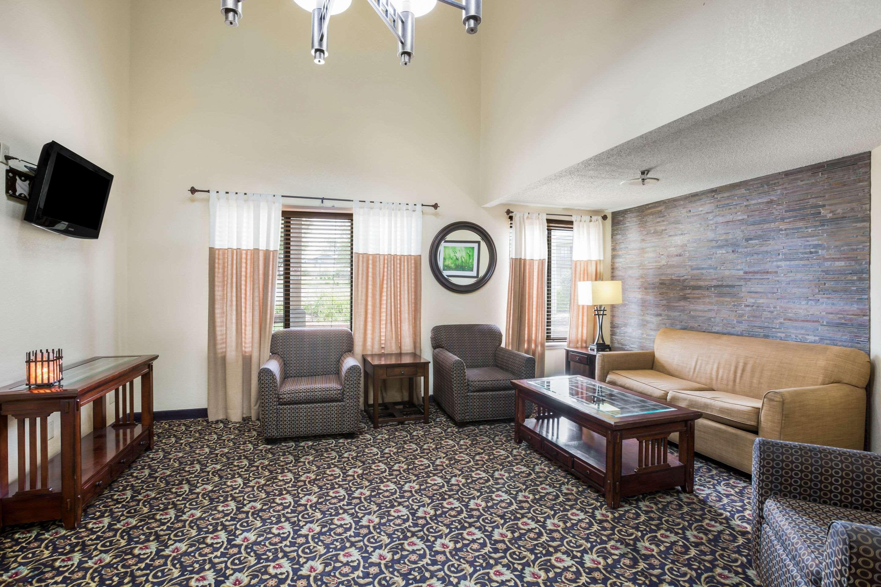 Quality Inn & Suites Lawrence - University Area Экстерьер фото