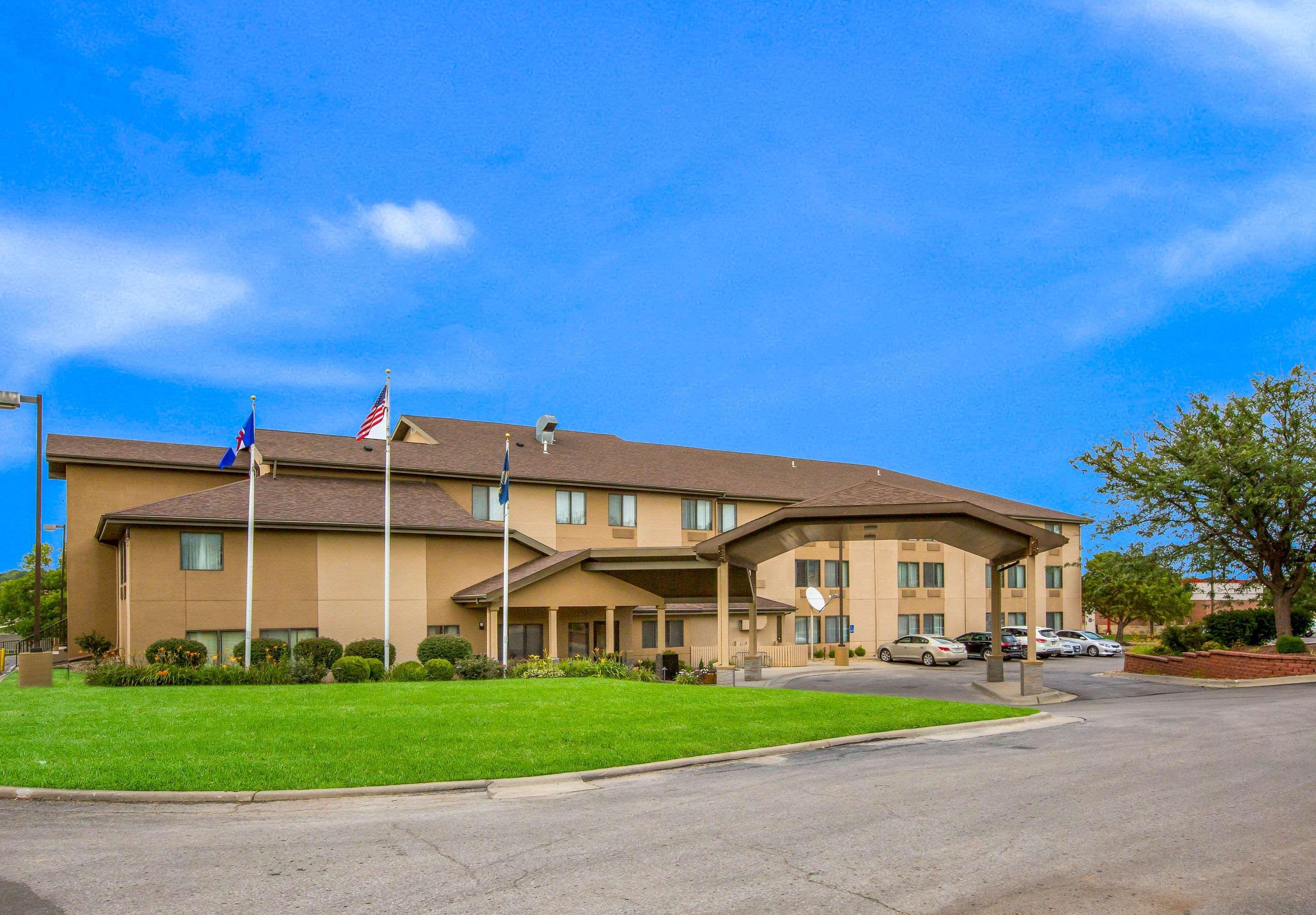Quality Inn & Suites Lawrence - University Area Экстерьер фото