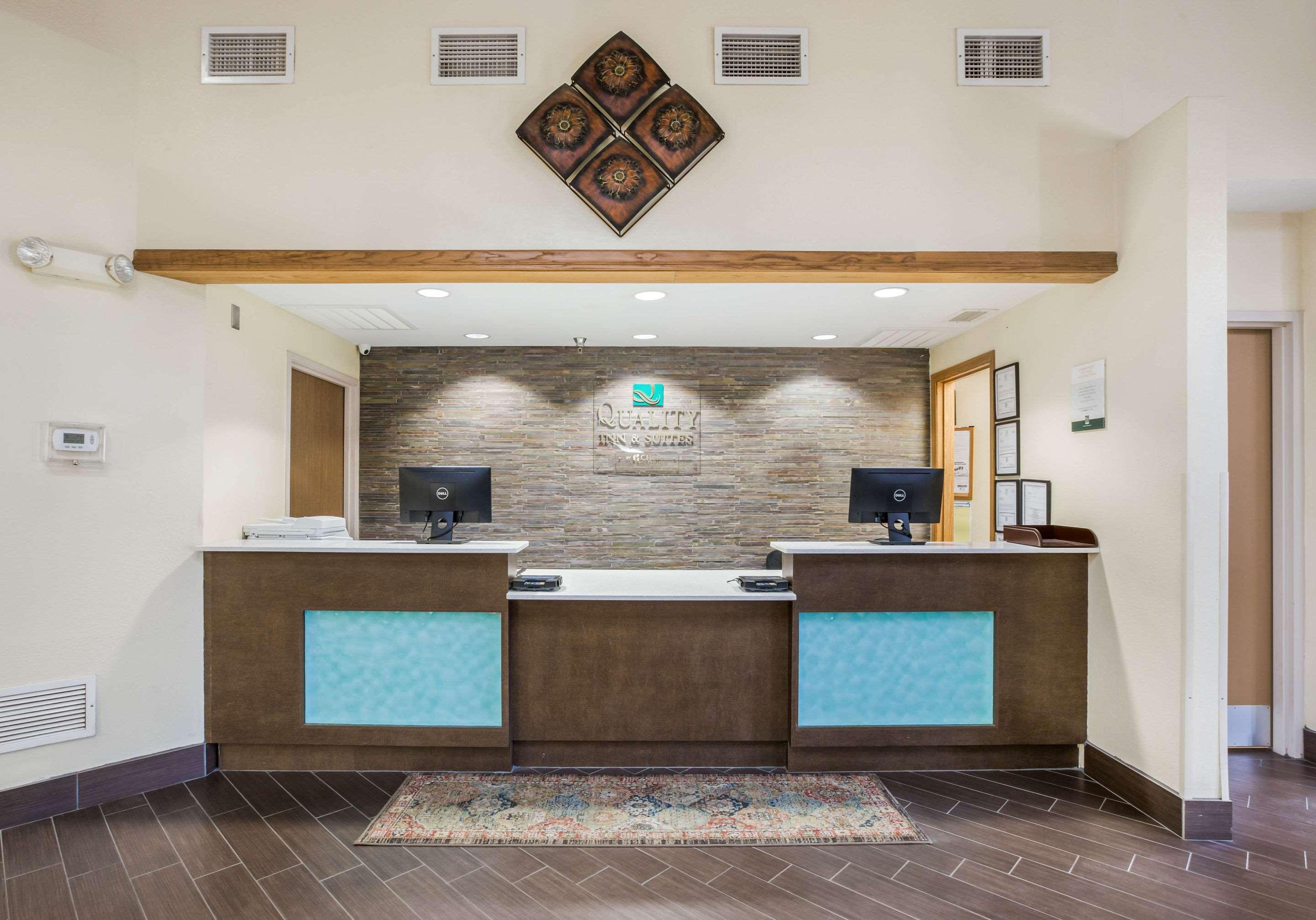 Quality Inn & Suites Lawrence - University Area Экстерьер фото