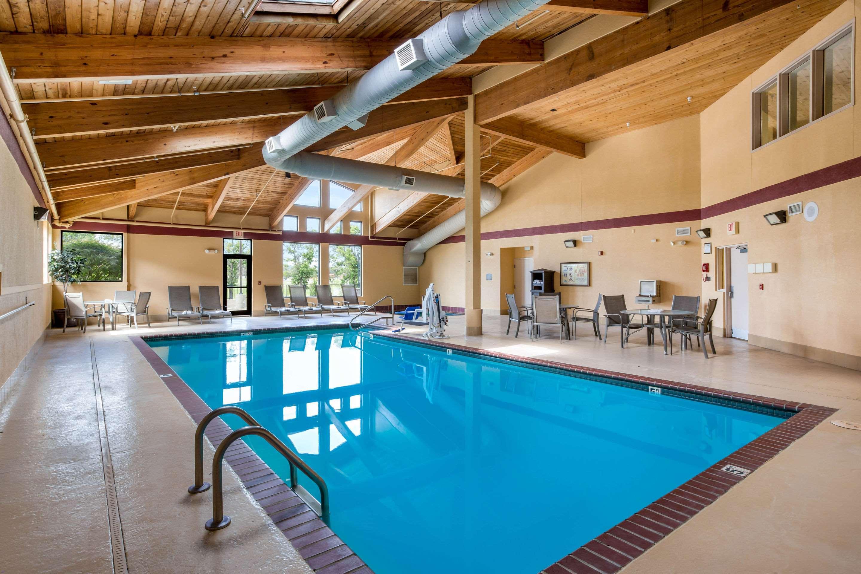 Quality Inn & Suites Lawrence - University Area Экстерьер фото