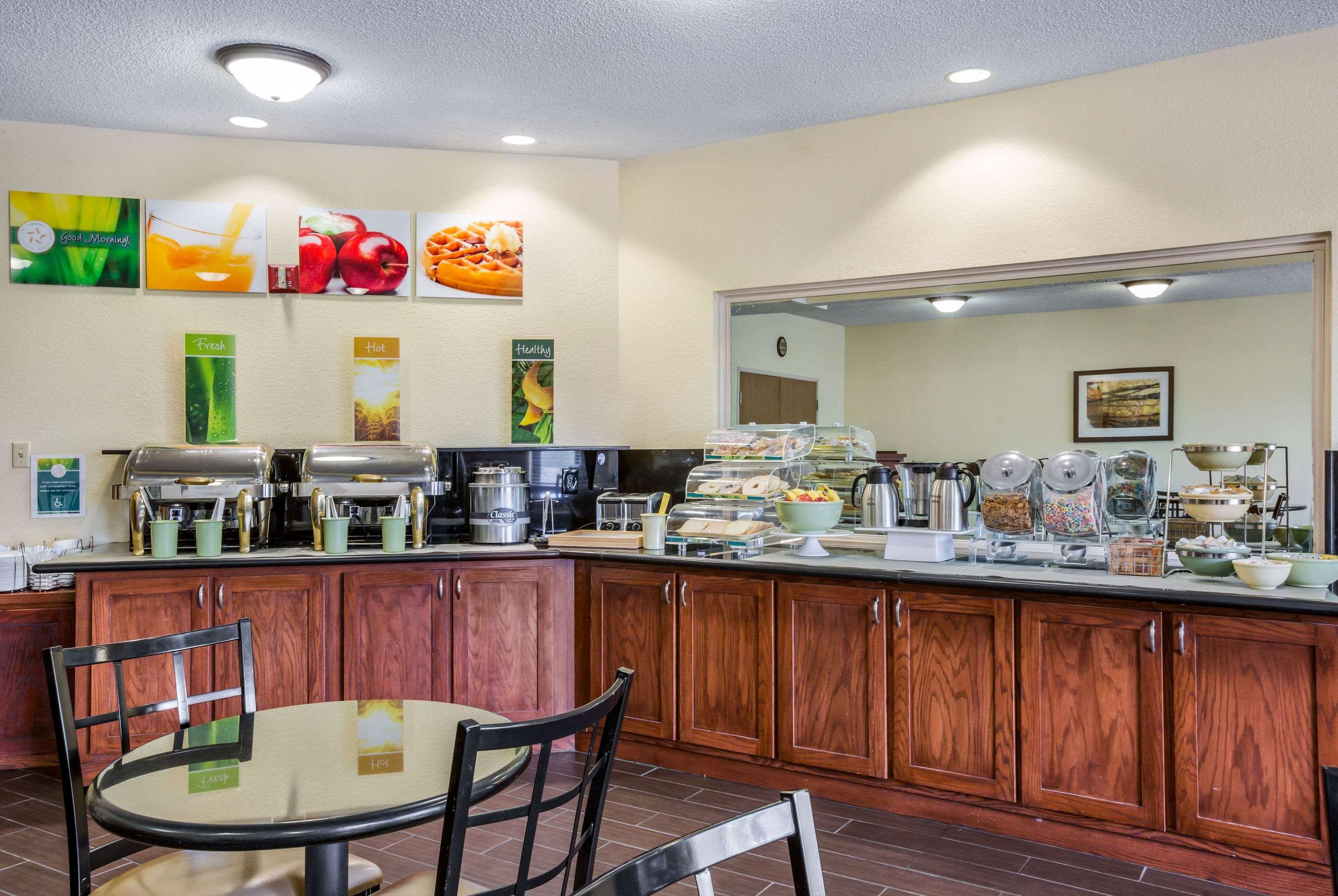 Quality Inn & Suites Lawrence - University Area Экстерьер фото