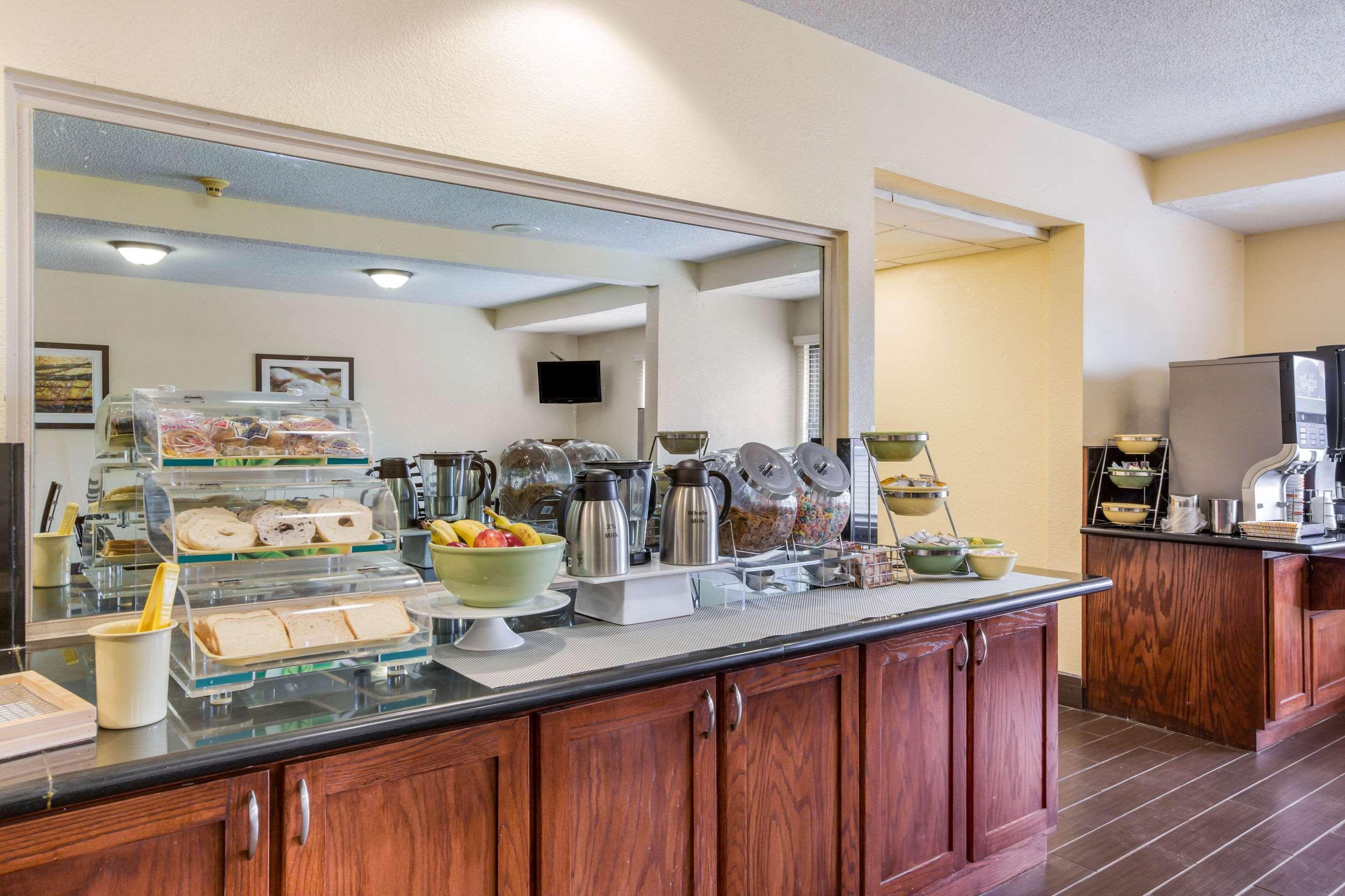 Quality Inn & Suites Lawrence - University Area Экстерьер фото