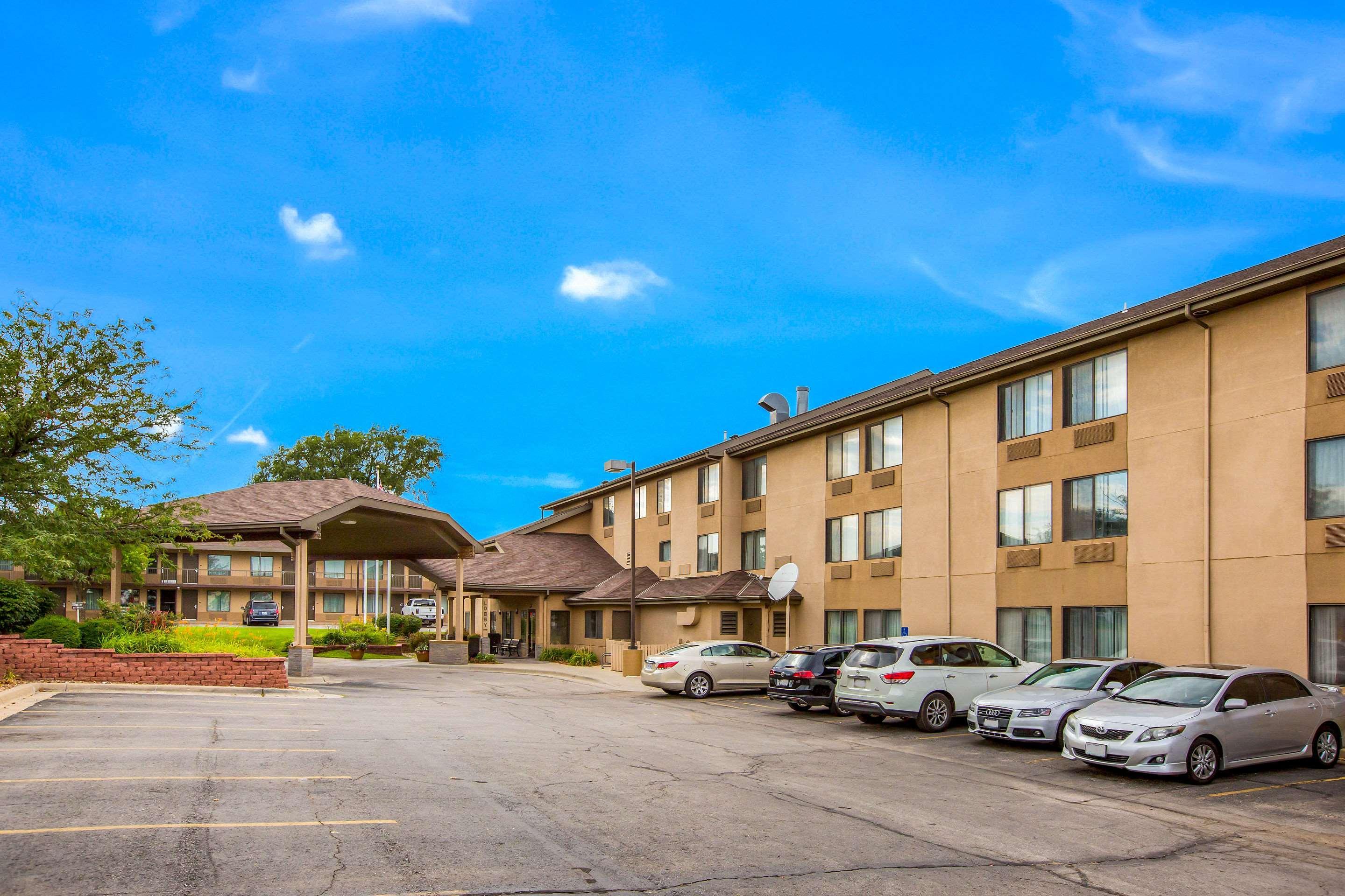 Quality Inn & Suites Lawrence - University Area Экстерьер фото