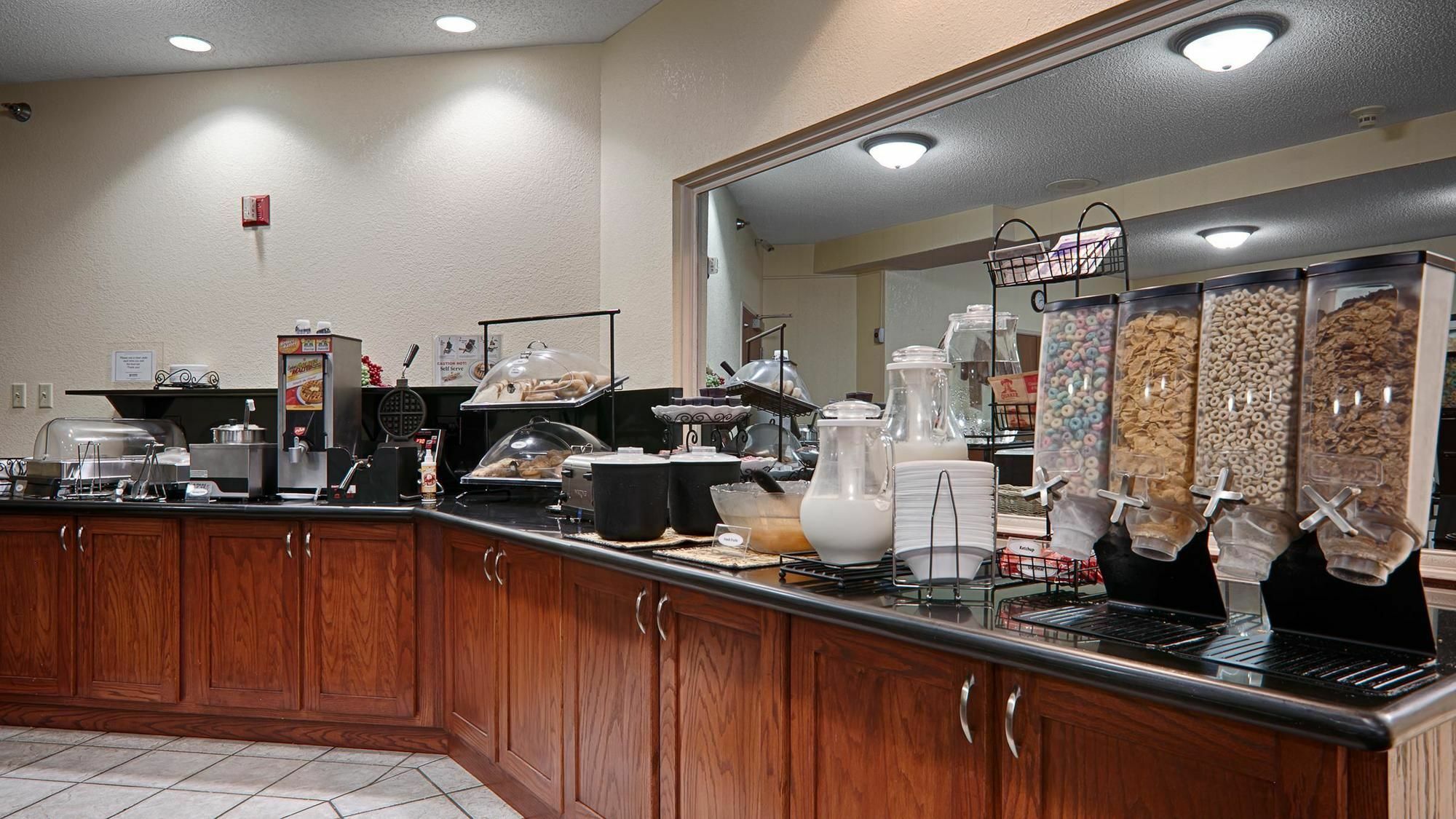 Quality Inn & Suites Lawrence - University Area Экстерьер фото