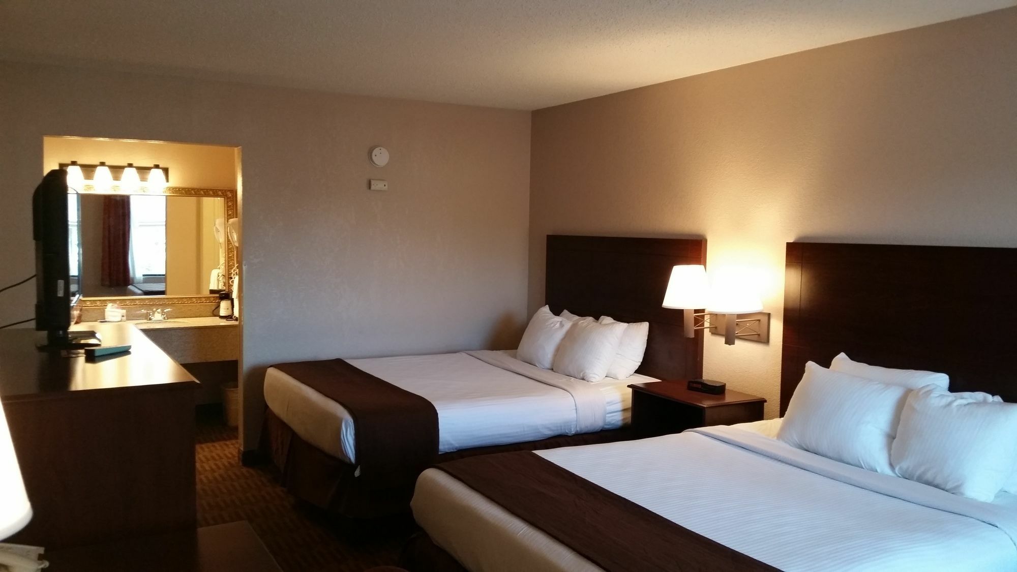 Quality Inn & Suites Lawrence - University Area Экстерьер фото