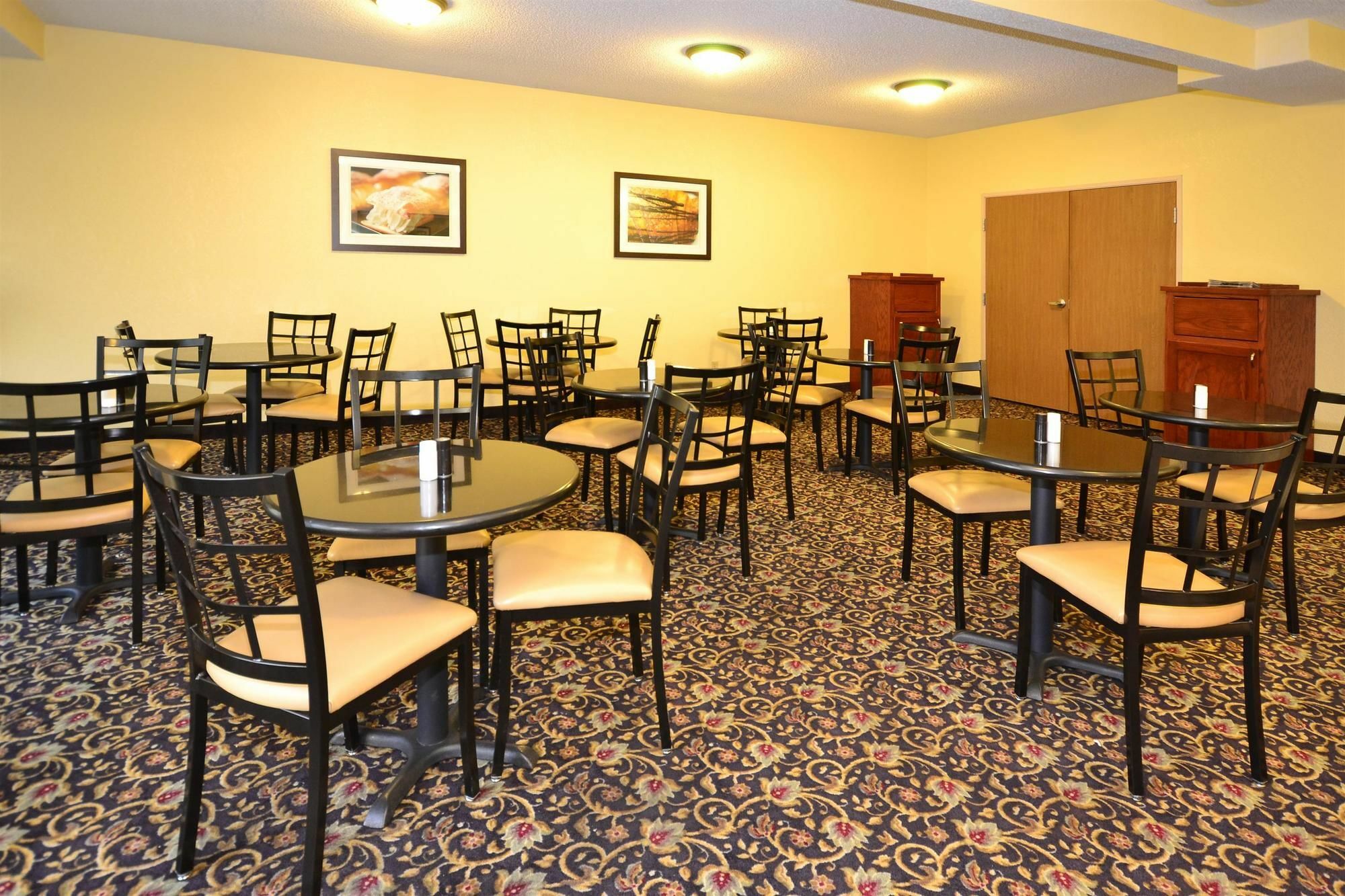 Quality Inn & Suites Lawrence - University Area Экстерьер фото