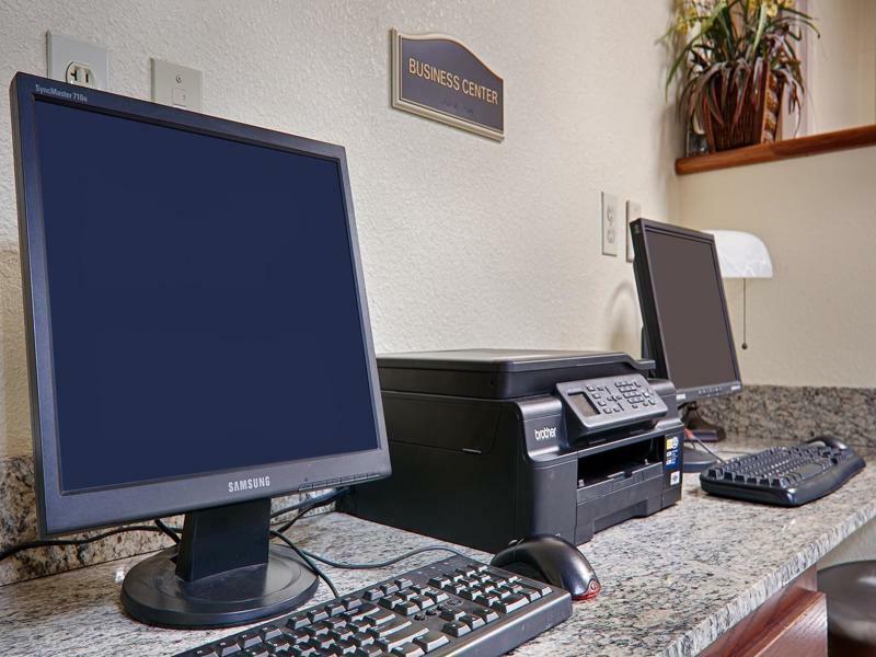 Quality Inn & Suites Lawrence - University Area Экстерьер фото