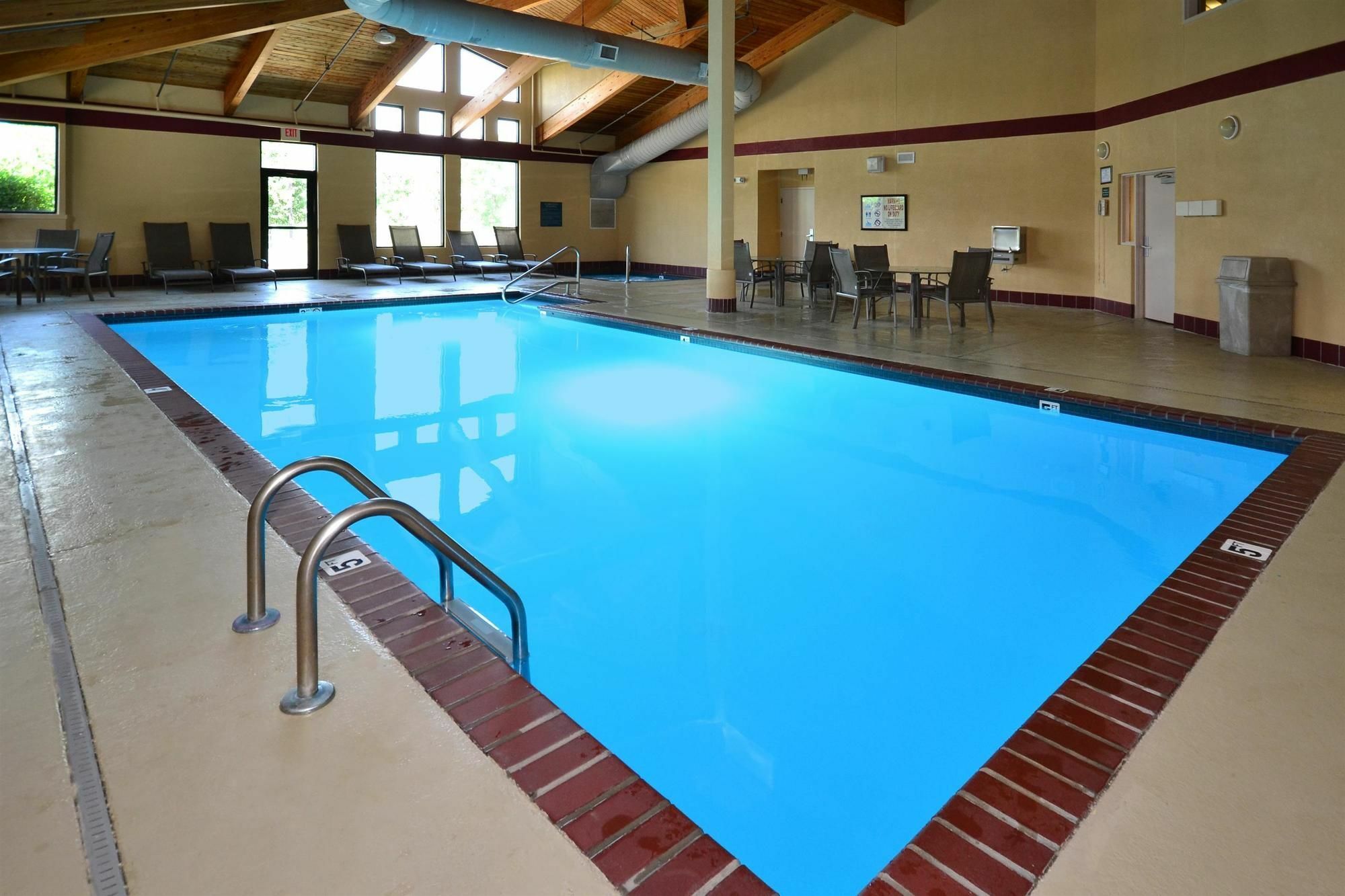 Quality Inn & Suites Lawrence - University Area Экстерьер фото
